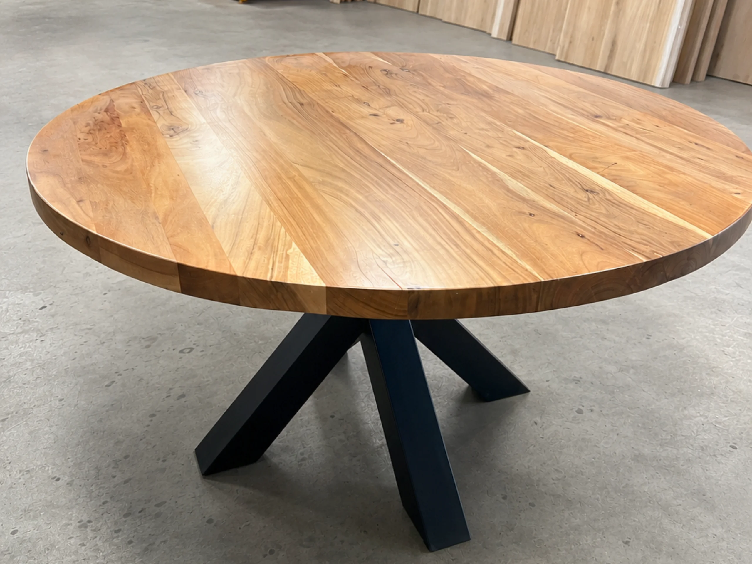 Un plateau de table basse ronde en acacia