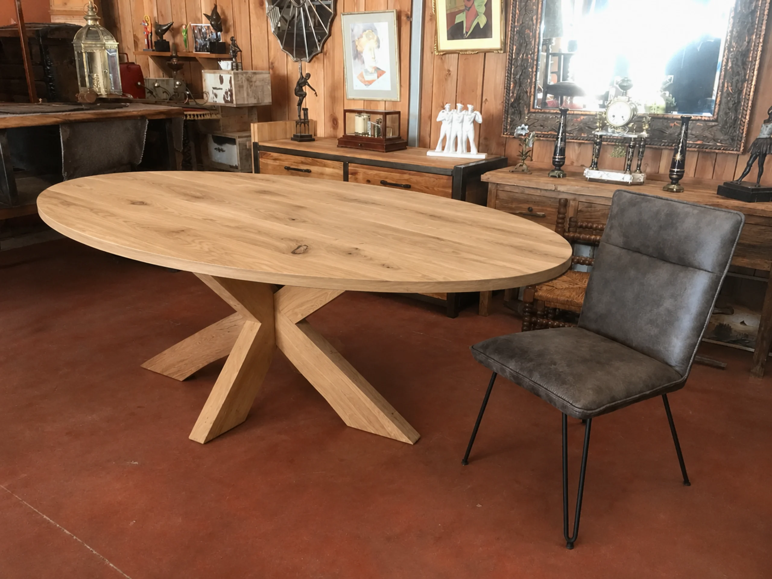 Un plateau de table en bois dans une boutique