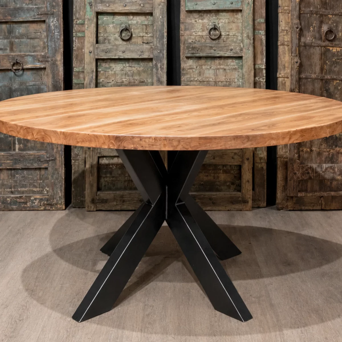 Un plateau de table rond en bois