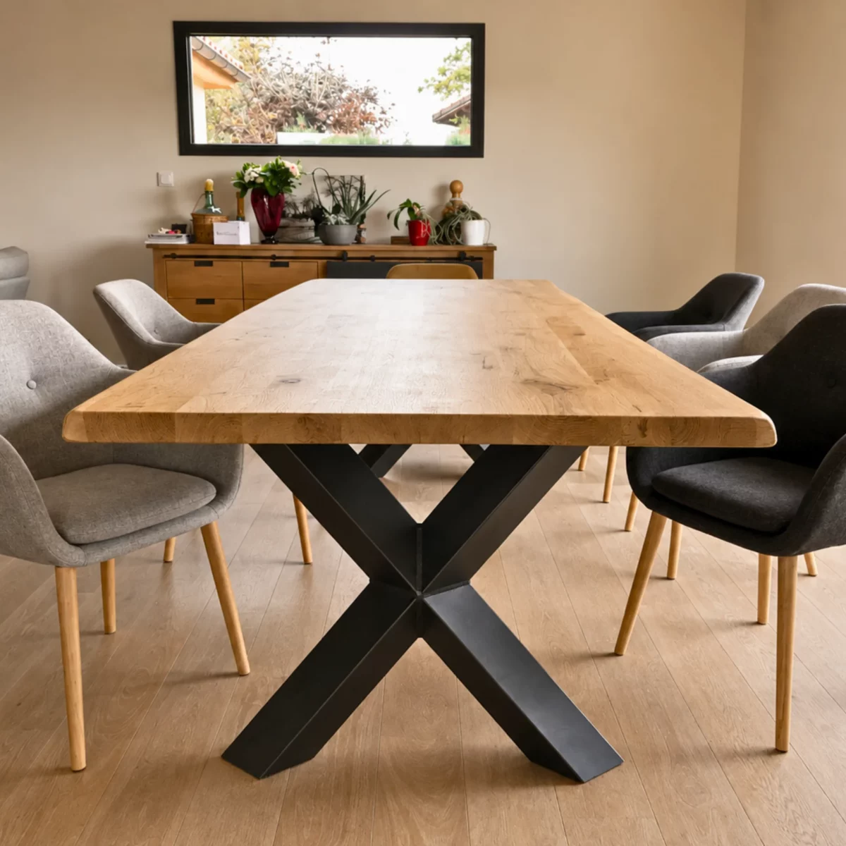 Une table de salle à manger pied croisé