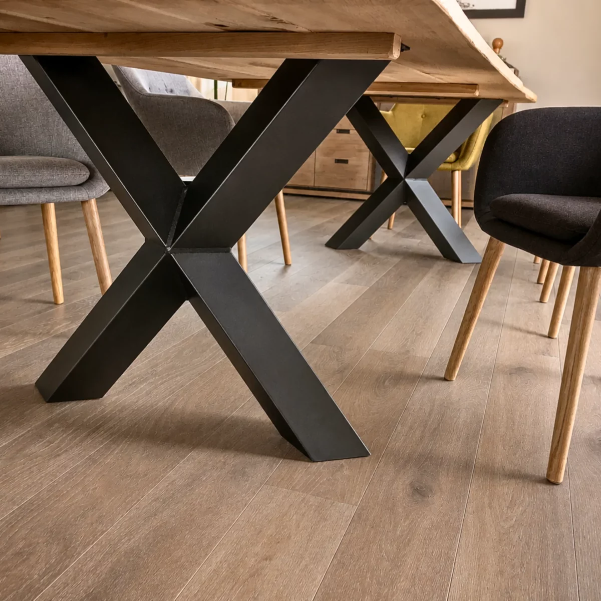 Une table de salle à manger avec des pieds croisés
