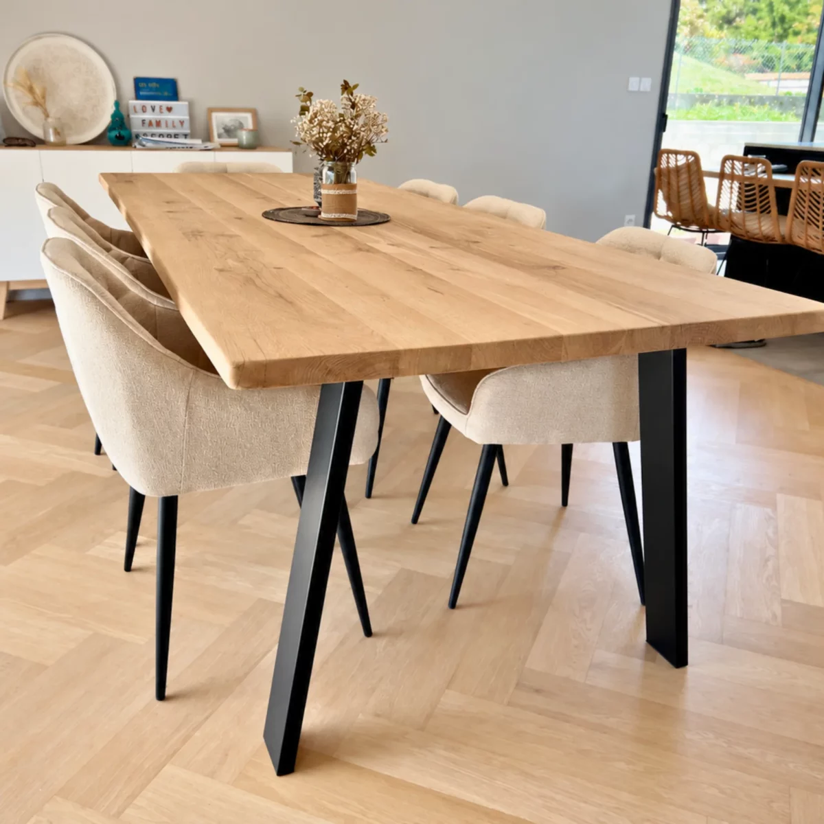 Une table en chêne massif