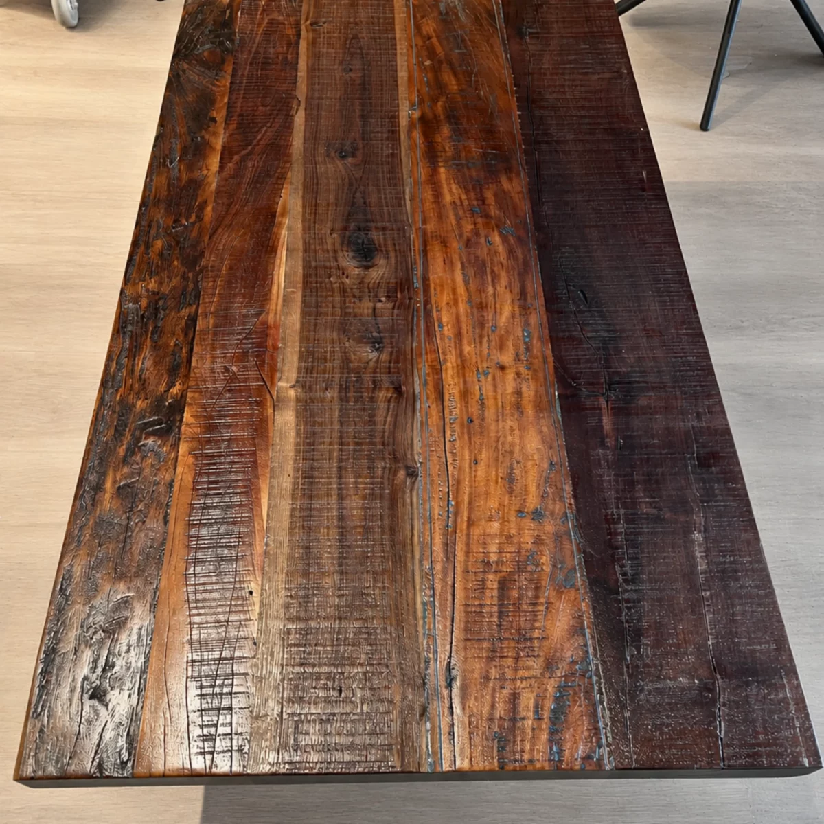 Un plateau en vieux bois de table basse