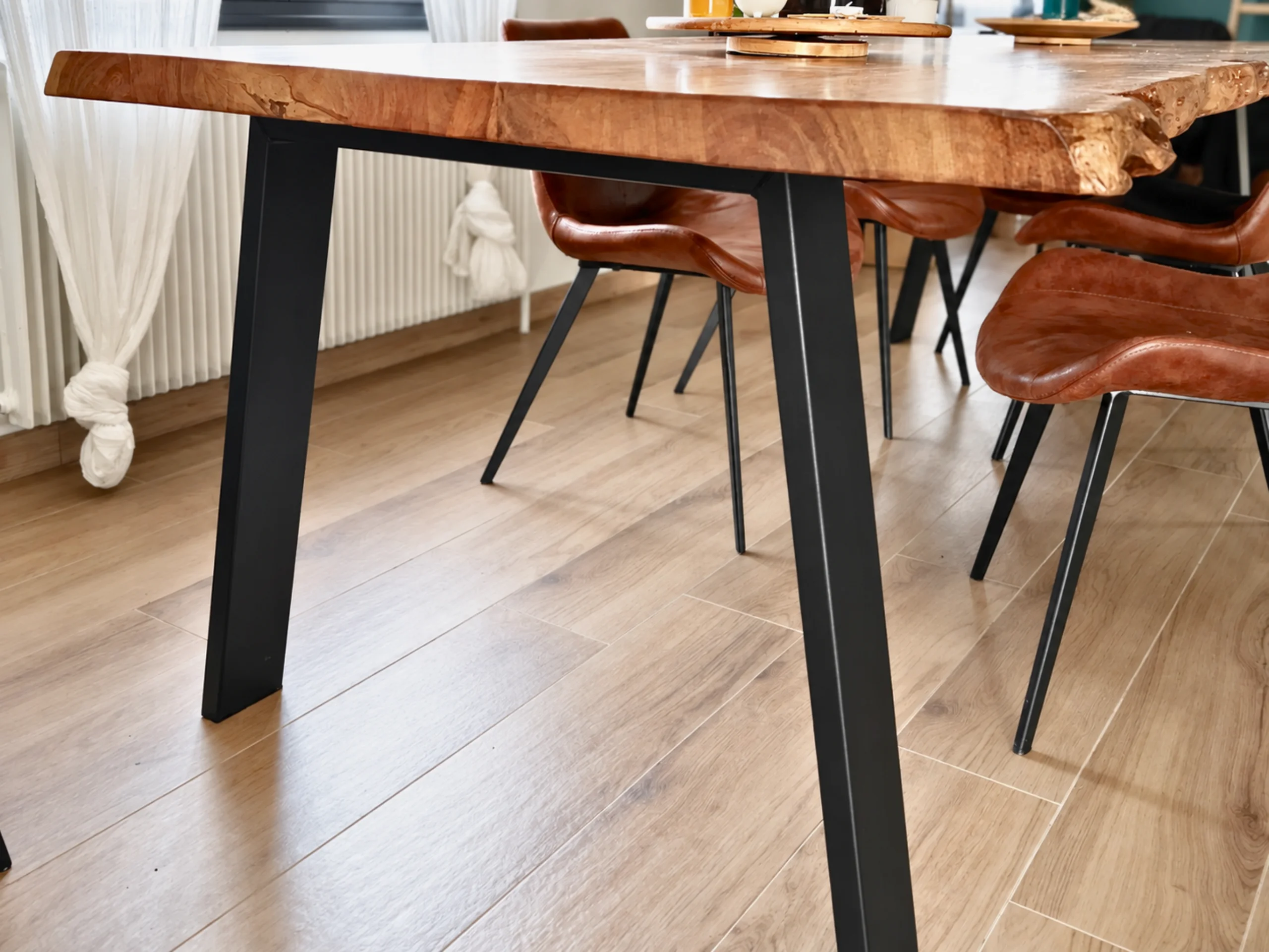 Une table à manger bois métal